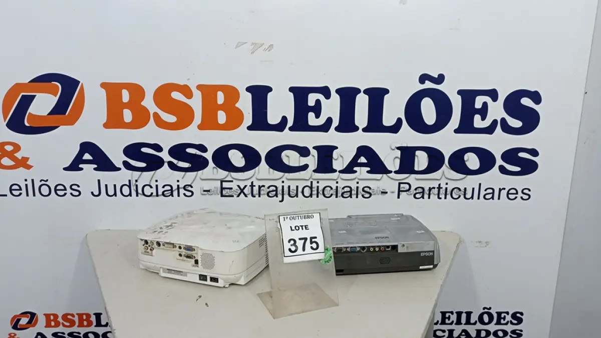 LOTE 375 - 02 PROJETORES MARCAS EPSON E NEC. (NO ESTADO) ATENÇÃO! FAZER A VISITAÇÃO ANTES DE ARREMATAR, NÃO SABEMOS SE FUNCIONA, LEILÃO NÃO TEM GARANTIA E NEM DEVOLUÇÃO, SUJEITO A POSSÍVEIS AVARIAS VISÍVEIS/OCULTAS E/OU AUSÊNCIA DE COMPONENTES.