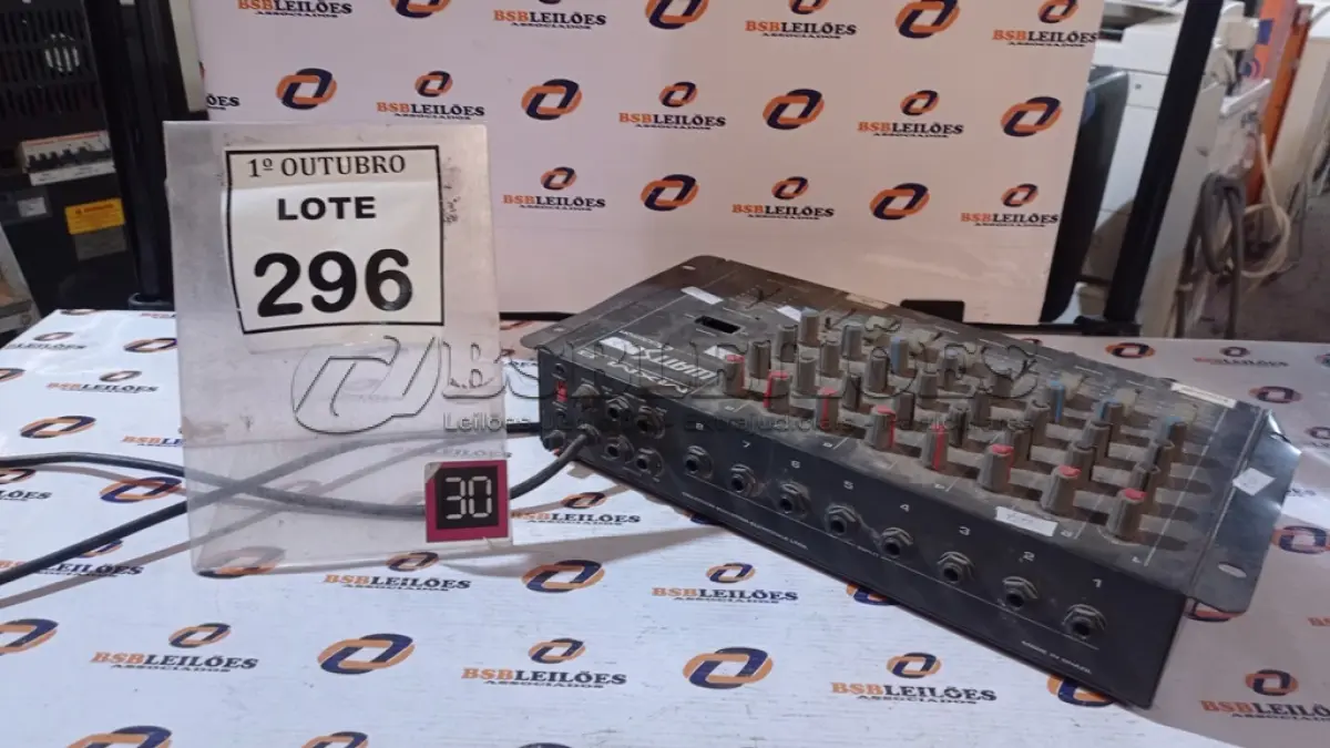 LOTE 296 - 01 MESA DE SOM MXM 8. (NO ESTADO) ATENÇÃO! FAZER A VISITAÇÃO ANTES DE ARREMATAR, NÃO SABEMOS SE FUNCIONA, LEILÃO NÃO TEM GARANTIA E NEM DEVOLUÇÃO, SUJEITO A POSSÍVEIS AVARIAS VISÍVEIS/OCULTAS E/OU AUSÊNCIA DE COMPONENTES