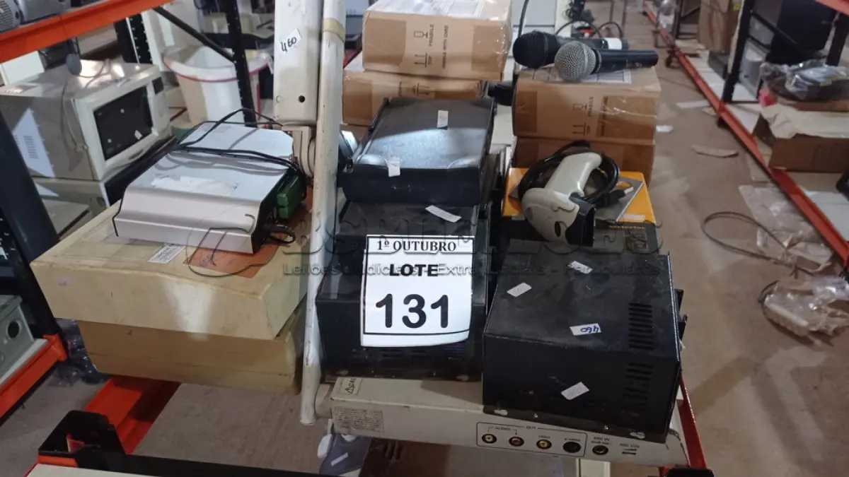 LOTE 131 - 02 ELETROCARDIÓGRAFOS, 01 RETROPROJETOR, 01 SWITCH 24 PORTAS, APROXIMADAMENTE 70 LÂMPADAS 26W PHILIPS, 02 MICROFONES COM RECEPTOR E ELETRÔNICOS DIVERSOS. (NO ESTADO) ATENÇÃO! FAZER A VISITAÇÃO ANTES DE ARREMATAR, NÃO SABEMOS SE FUNCIONA, LEILÃO NÃO TEM GARANTIA E NEM DEVOLUÇÃO, SUJEITO A POSSÍVEIS AVARIAS VISÍVEIS/OCULTAS E/OU AUSÊNCIA DE COMPONENTES.