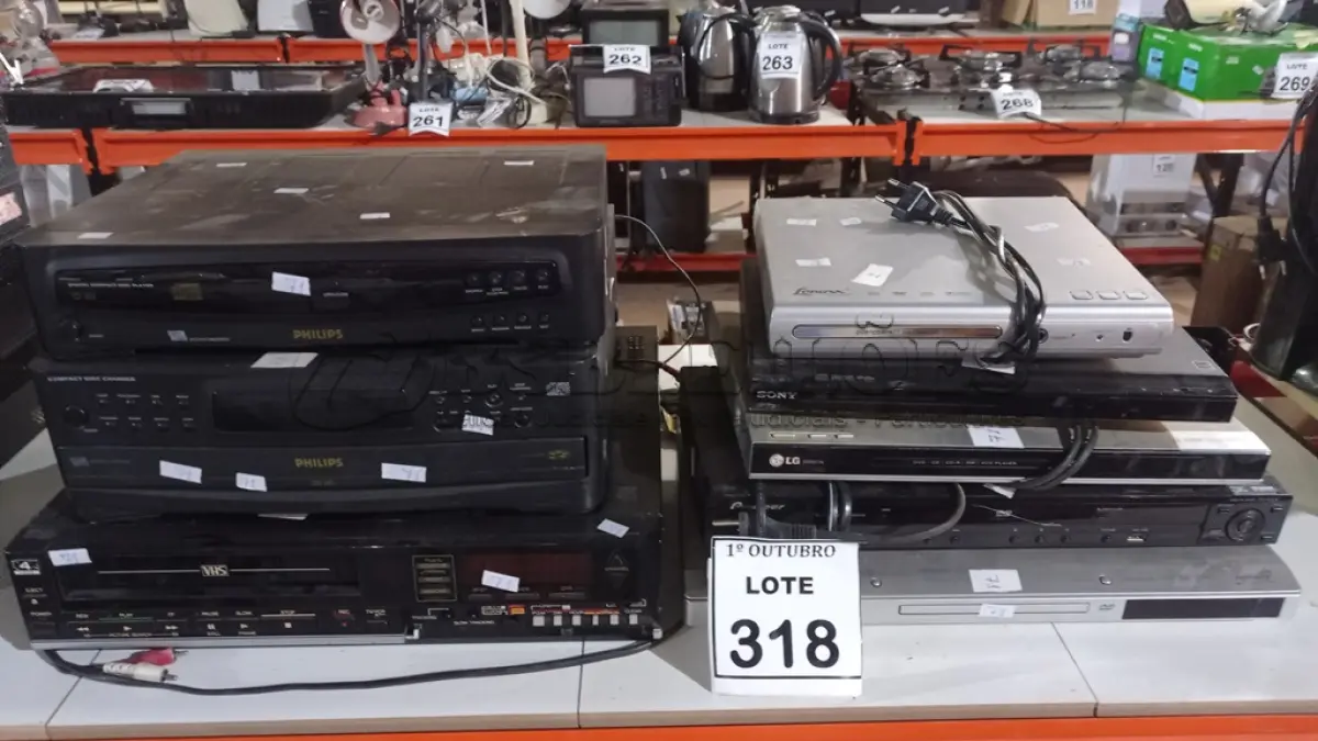 LOTE 318 - 05 APARELHOS DE DVD, 01 APARELHO DE VÍDEO CASSETE, 01 TOCA DISCO E 01 CD PLAYER. (NO ESTADO) ATENÇÃO! FAZER A VISITAÇÃO ANTES DE ARREMATAR, NÃO SABEMOS SE FUNCIONA, LEILÃO NÃO TEM GARANTIA E NEM DEVOLUÇÃO, SUJEITO A POSSÍVEIS AVARIAS VISÍVEIS/OCULTAS E/OU AUSÊNCIA DE COMPONENTES.