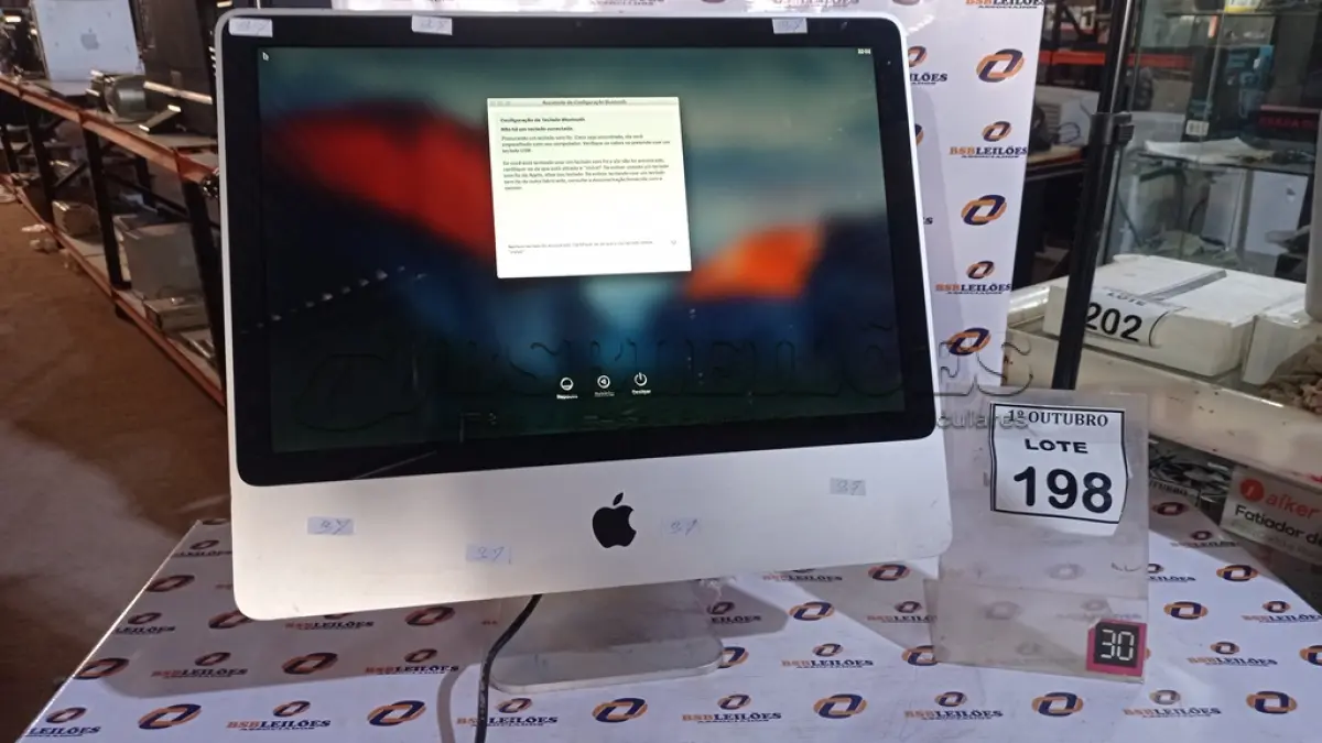 LOTE 198 - 01 IMAC APPLE. (NO ESTADO) ATENÇÃO! FAZER A VISITAÇÃO ANTES DE ARREMATAR, NÃO SABEMOS SE FUNCIONA, LEILÃO NÃO TEM GARANTIA E NEM DEVOLUÇÃO, SUJEITO A POSSÍVEIS AVARIAS VISÍVEIS/OCULTAS E/OU AUSÊNCIA DE COMPONENTES.