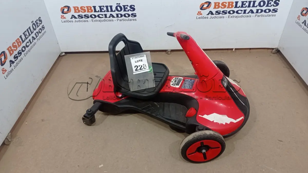LOTE 228 - 01 CARRINHO INFANTIL ELÉTRICO. (NO ESTADO) ATENÇÃO! FAZER A VISITAÇÃO ANTES DE ARREMATAR, NÃO SABEMOS SE FUNCIONA, LEILÃO NÃO TEM GARANTIA E NEM DEVOLUÇÃO, SUJEITO A POSSÍVEIS AVARIAS VISÍVEIS/OCULTAS E/OU AUSÊNCIA DE COMPONENTES.