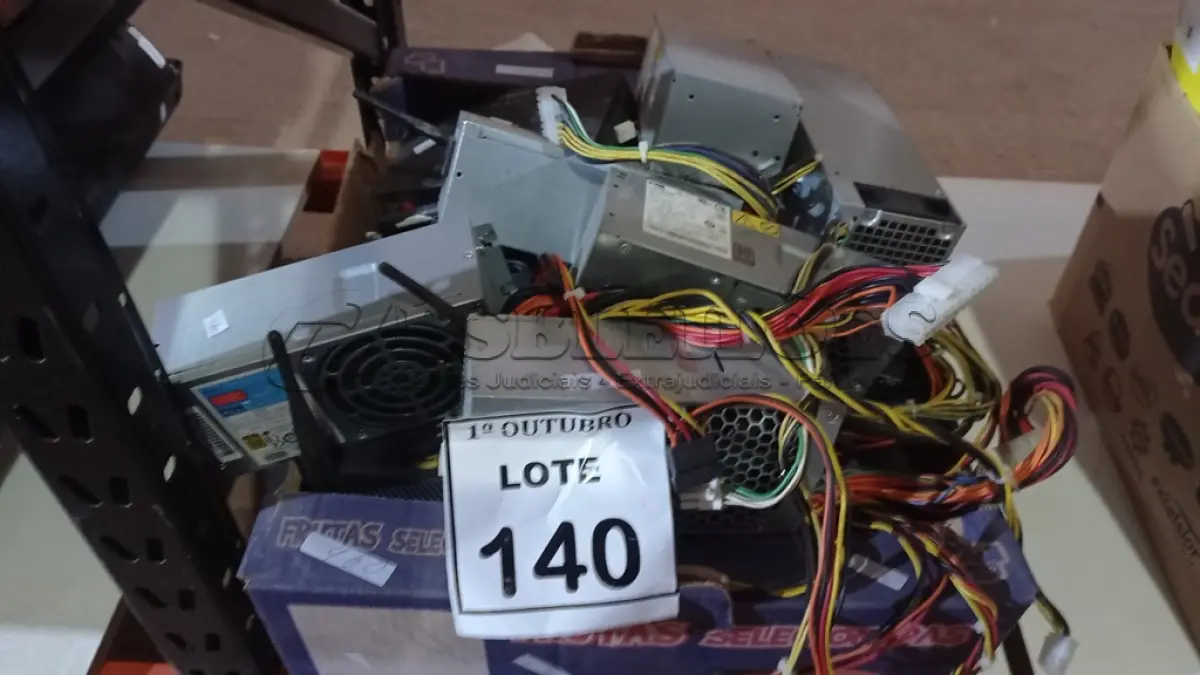 LOTE 140 - 01 LOTE COM FONTES DE PC, ROTEADORES E CABOS DIVERSOS. (NO ESTADO) ATENÇÃO! FAZER A VISITAÇÃO ANTES DE ARREMATAR, NÃO SABEMOS SE FUNCIONA, LEILÃO NÃO TEM GARANTIA E NEM DEVOLUÇÃO, SUJEITO A POSSÍVEIS AVARIAS VISÍVEIS/OCULTAS E/OU AUSÊNCIA DE COMPONENTES.
