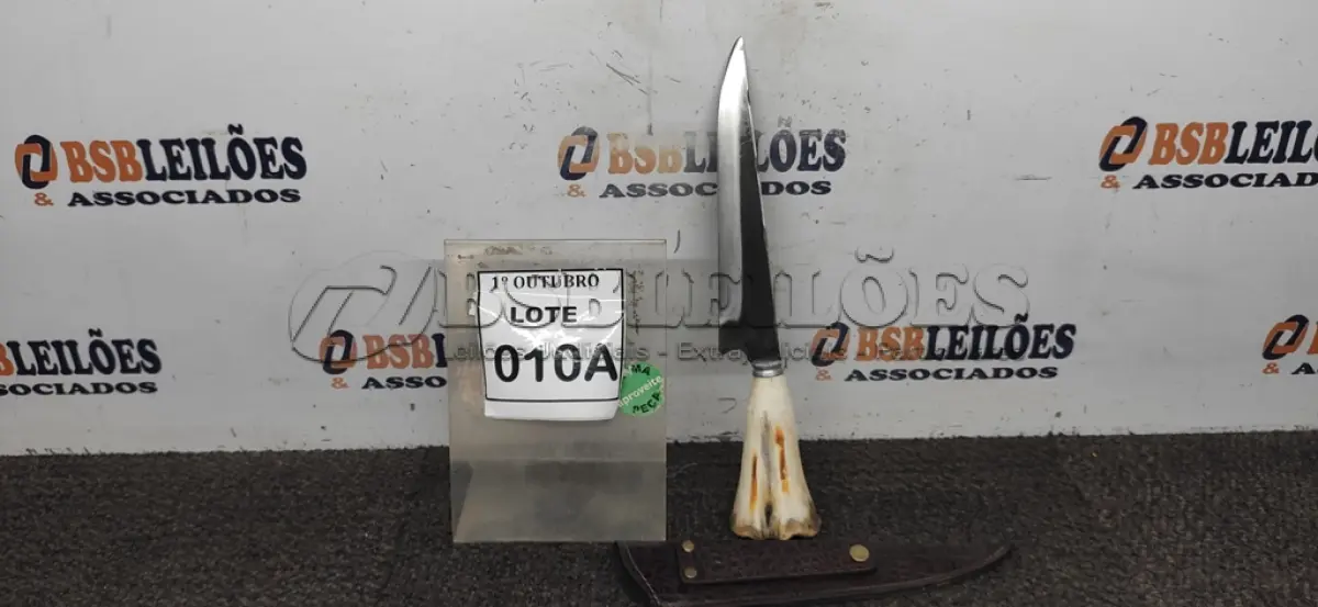 LOTE 010 - 01 FACA ARTESANAL CABO OSSO 39CM DE TAMANHO TOTAL AÇO CARBONO. (NO ESTADO) ATENÇÃO! FAZER A VISITAÇÃO ANTES DE ARREMATAR, NÃO SABEMOS SE FUNCIONA, LEILÃO NÃO TEM GARANTIA E NEM DEVOLUÇÃO, SUJEITO A POSSÍVEIS AVARIAS VISÍVEIS/OCULTAS E/OU AUSÊNCIA DE COMPONENTES.