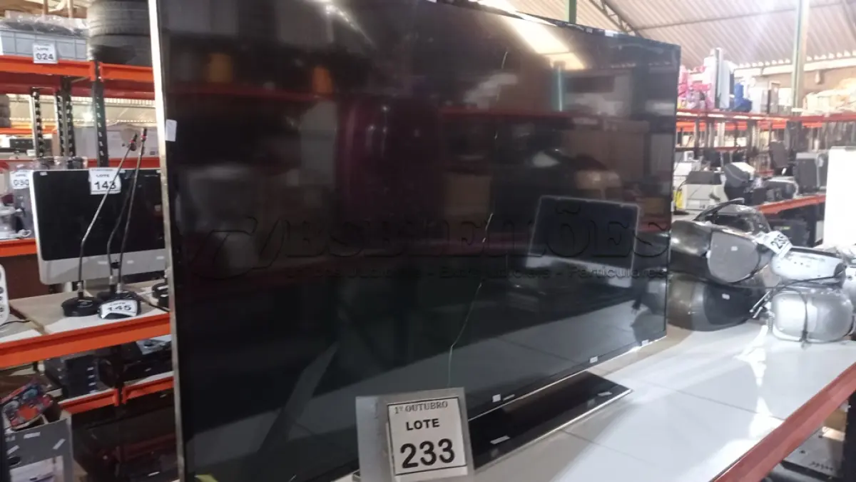 LOTE 233 - 01 TV LCD 55’’ MARCA SAMSUNG. (NO ESTADO) ATENÇÃO! FAZER A VISITAÇÃO ANTES DE ARREMATAR, NÃO SABEMOS SE FUNCIONA, LEILÃO NÃO TEM GARANTIA E NEM DEVOLUÇÃO, SUJEITO A POSSÍVEIS AVARIAS VISÍVEIS/OCULTAS E/OU AUSÊNCIA DE COMPONENTES.