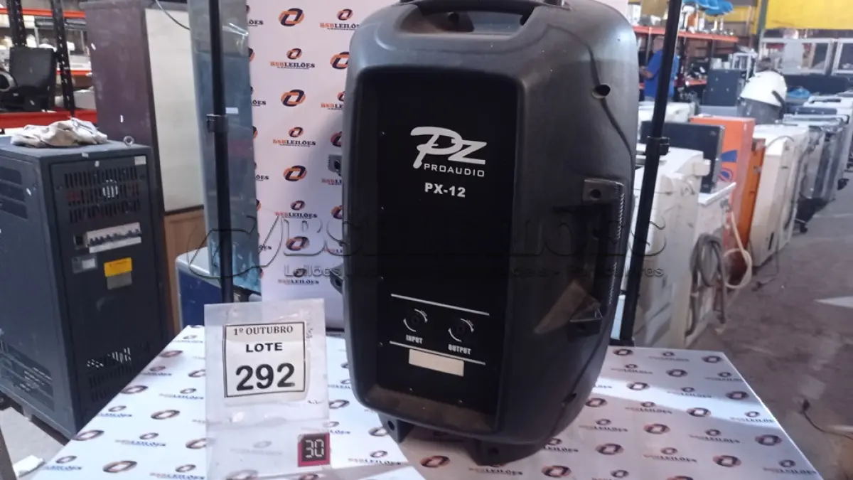 LOTE 292 - 01 CAIXA DE SOM MARCA PZ PRO ÁUDIO. (NO ESTADO) ATENÇÃO! FAZER A VISITAÇÃO ANTES DE ARREMATAR, NÃO SABEMOS SE FUNCIONA. LEILÃO NÃO TEM GARANTIA E NEM DEVOLUÇÃO, SUJEITO A POSSÍVEIS AVARIAS VISÍVEIS/OCULTAS E/OU AUSÊNCIA DE COMPONENTES.
