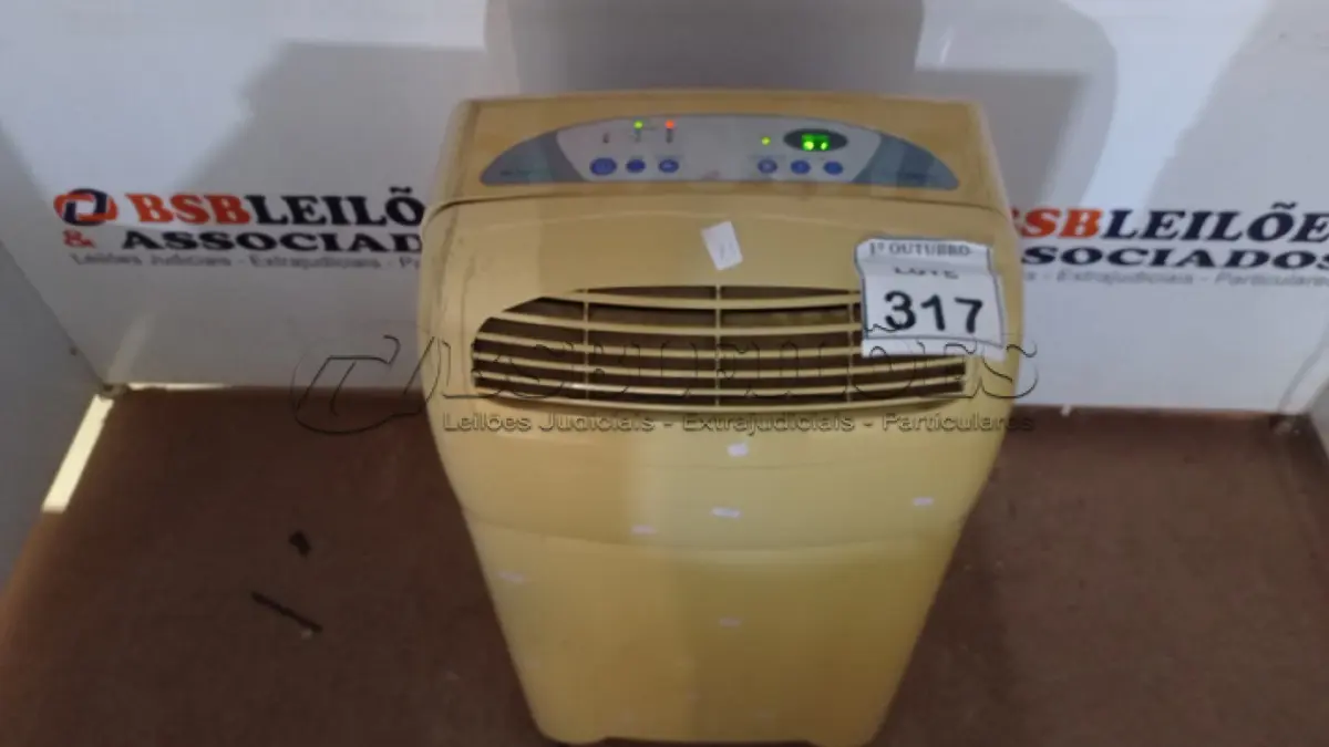 LOTE 317 - 01 AR CONDICIONADO PORTÁTIL 10.000BTUS MARCA ARIAGEL. (NO ESTADO) ATENÇÃO! FAZER A VISITAÇÃO ANTES DE ARREMATAR, NÃO SABEMOS SE FUNCIONA, LEILÃO NÃO TEM GARANTIA E NEM DEVOLUÇÃO, SUJEITO A POSSÍVEIS AVARIAS VISÍVEIS/OCULTAS E/OU AUSÊNCIA DE COMPONENTES.