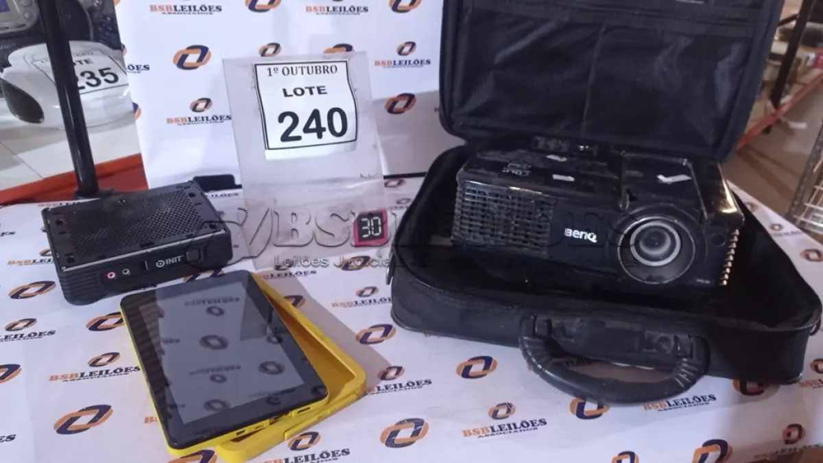 LOTE 240 - 01 PROJETOR MARCA BENQ, 01 MINI PC E 01 TABLET MARCA CCE. (NO ESTADO) ATENÇÃO! FAZER A VISITAÇÃO ANTES DE ARREMATAR, NÃO SABEMOS SE FUNCIONA, LEILÃO NÃO TEM GARANTIA E NEM DEVOLUÇÃO, SUJEITO A POSSÍVEIS AVARIAS VISÍVEIS/OCULTAS E/OU AUSÊNCIA DE COMPONENTES.