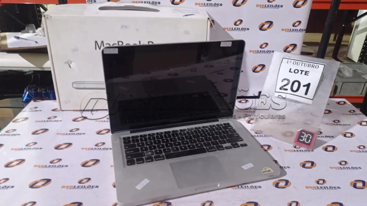 LOTE 201 - 01 MACBOOK PRO. (NO ESTADO) ATENÇÃO! FAZER A VISITAÇÃO ANTES DE ARREMATAR, NÃO SABEMOS SE FUNCIONA, LEILÃO NÃO TEM GARANTIA E NEM DEVOLUÇÃO, SUJEITO A POSSÍVEIS AVARIAS VISÍVEIS/OCULTAS E/OU AUSÊNCIA DE COMPONENTES.