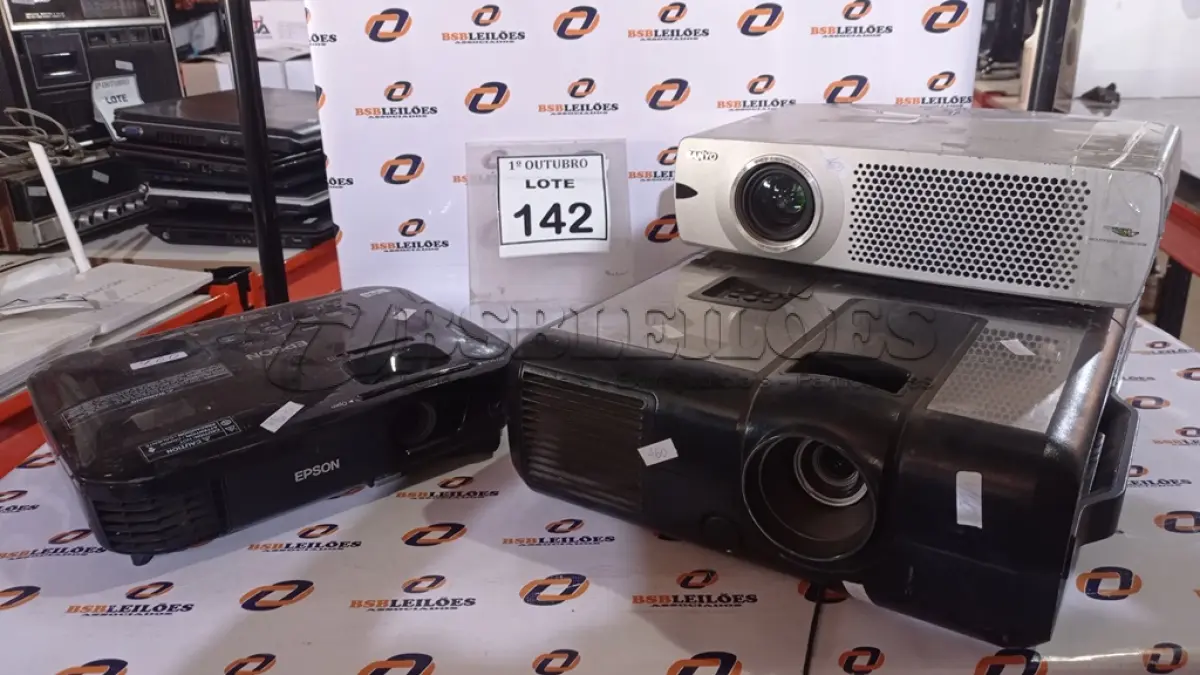 LOTE 142 - 03 PROJETORES DE MARCAS DIVERSAS E 01 SCANNER AVISION. (NO ESTADO) ATENÇÃO! FAZER A VISITAÇÃO ANTES DE ARREMATAR, NÃO SABEMOS SE FUNCIONA, LEILÃO NÃO TEM GARANTIA E NEM DEVOLUÇÃO, SUJEITO A POSSÍVEIS AVARIAS VISÍVEIS/OCULTAS E/OU AUSÊNCIA DE COMPONENTES.