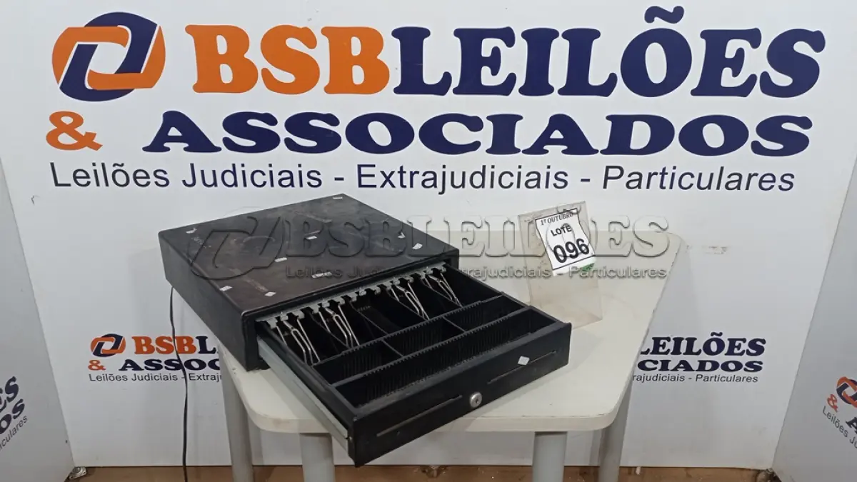 LOTE 096 - 01 GAVETA DE DINHEIRO. (NO ESTADO) ATENÇÃO! FAZER A VISITAÇÃO ANTES DE ARREMATAR, NÃO SABEMOS SE FUNCIONA, LEILÃO NÃO TEM GARANTIA E NEM DEVOLUÇÃO, SUJEITO A POSSÍVEIS AVARIAS VISÍVEIS/OCULTAS E/OU AUSÊNCIA DE COMPONENTES.