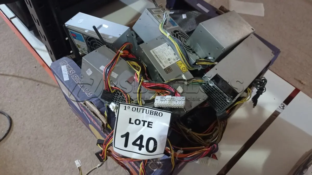 LOTE 140 - 01 LOTE COM FONTES DE PC, ROTEADORES E CABOS DIVERSOS. (NO ESTADO) ATENÇÃO! FAZER A VISITAÇÃO ANTES DE ARREMATAR, NÃO SABEMOS SE FUNCIONA, LEILÃO NÃO TEM GARANTIA E NEM DEVOLUÇÃO, SUJEITO A POSSÍVEIS AVARIAS VISÍVEIS/OCULTAS E/OU AUSÊNCIA DE COMPONENTES.