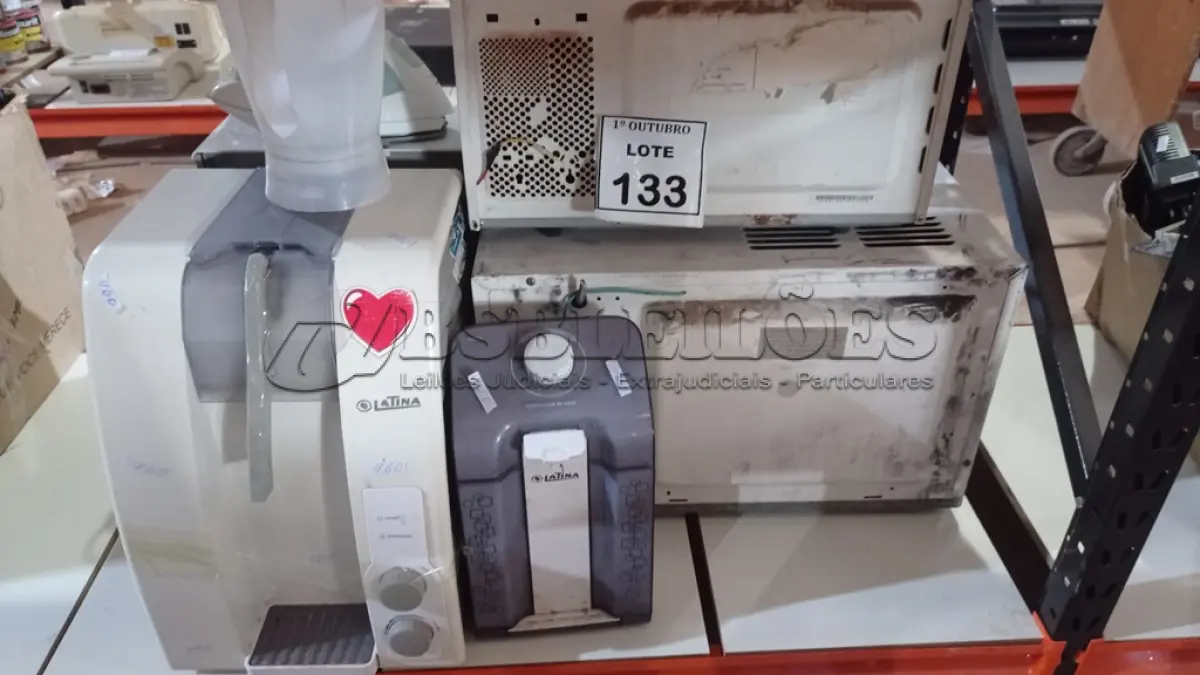 LOTE 133 - 02 MICRO-ONDAS MARCAS PHILCO E CCE, 03 PURIFICADORES DE ÁGUA, 01 FERRO DE PASSAR E 01 COPO DE LIQUIDIFICADOR. (NO ESTADO) ATENÇÃO! FAZER A VISITAÇÃO ANTES DE ARREMATAR, NÃO SABEMOS SE FUNCIONA, LEILÃO NÃO TEM GARANTIA E NEM DEVOLUÇÃO, SUJEITO A POSSÍVEIS AVARIAS VISÍVEIS/OCULTAS E/OU AUSÊNCIA DE COMPONENTES.