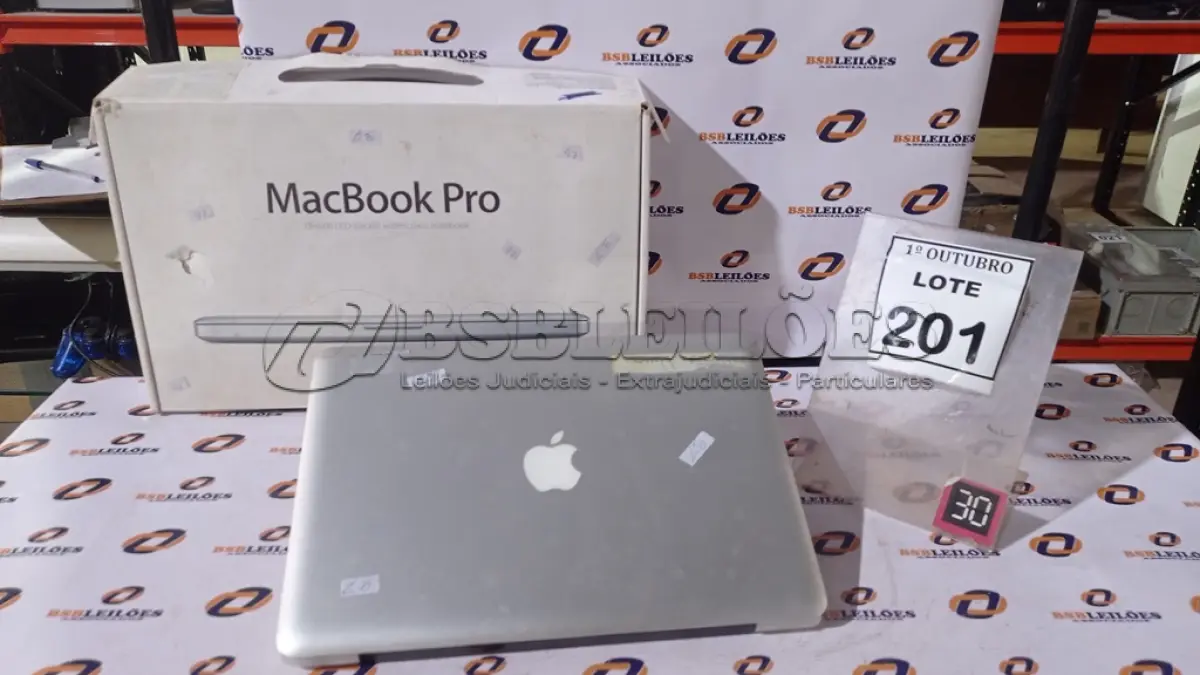 LOTE 201 - 01 MACBOOK PRO. (NO ESTADO) ATENÇÃO! FAZER A VISITAÇÃO ANTES DE ARREMATAR, NÃO SABEMOS SE FUNCIONA, LEILÃO NÃO TEM GARANTIA E NEM DEVOLUÇÃO, SUJEITO A POSSÍVEIS AVARIAS VISÍVEIS/OCULTAS E/OU AUSÊNCIA DE COMPONENTES.