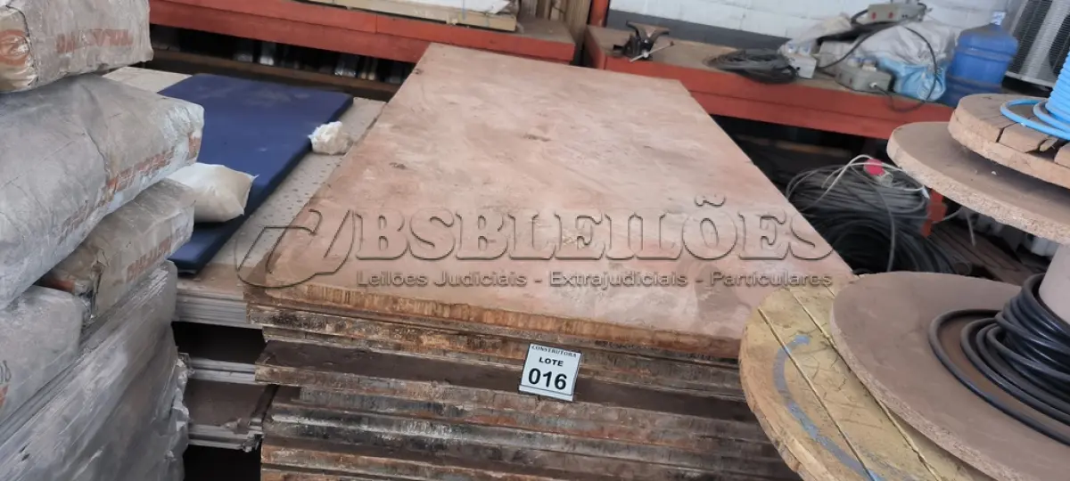 LOTE 016 - 19 PLACAS DE PISO CIMENTÍCIA. (NO ESTADO) ATENÇÃO! FAZER A VISITAÇÃO ANTES DE ARREMATAR, NÃO SABEMOS SE FUNCIONA, LEILÃO NÃO TEM GARANTIA E NEM DEVOLUÇÃO, SUJEITO A POSSÍVEIS AVARIAS VISÍVEIS/OCULTAS E/OU AUSÊNCIA DE COMPONENTES.