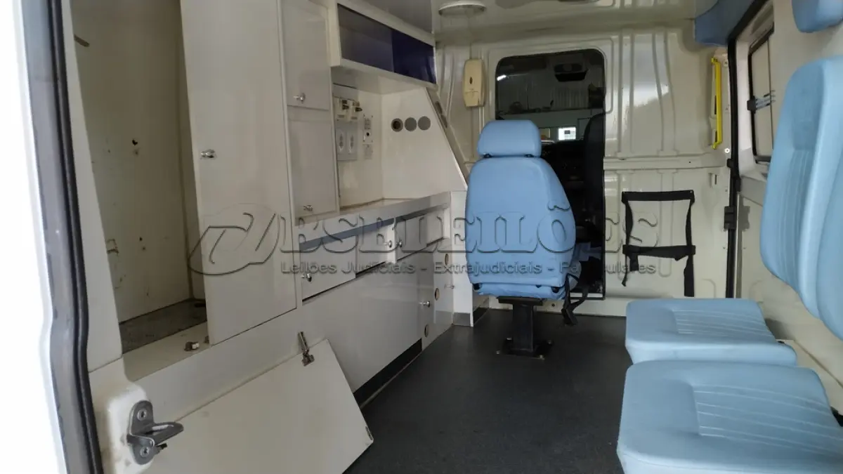 LOTE 512 - 01 I/FIAT DUCATO MAIA AMBULÂNCIA A DIESEL, ANO 2018/2019 NA COR BRANCA. (NO ESTADO)