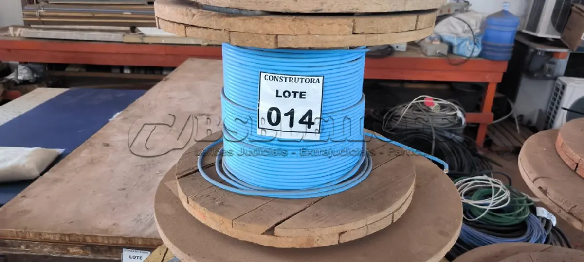 LOTE 014 - 01 CARRETEL EM MADEIRA COM FIO CORDEIRO 1X6MM CORTOX - FLEX NA COR AZUL. (NO ESTADO) ATENÇÃO! FAZER A VISITAÇÃO ANTES DE ARREMATAR, NÃO SABEMOS SE FUNCIONA, LEILÃO NÃO TEM GARANTIA E NEM DEVOLUÇÃO, SUJEITO A POSSÍVEIS AVARIAS VISÍVEIS/OCULTAS E/OU AUSÊNCIA DE COMPONENTES.