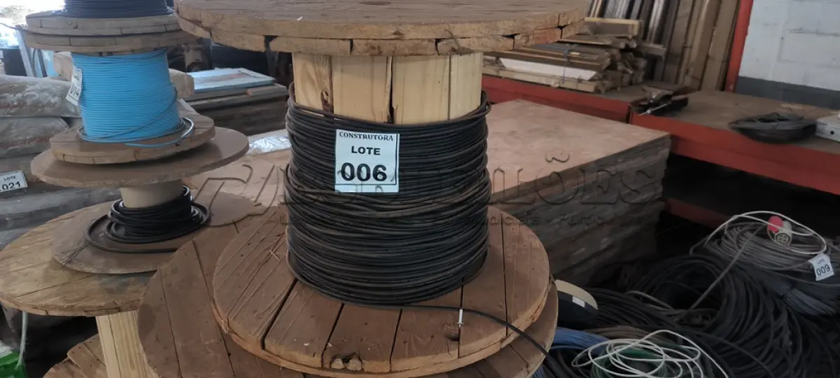 LOTE 006 - 01 CARRETEL EM MADEIRA COM FIO CORDEIRO 1X6MM CORTOX - FLEX C4 1KV NA COR PRETO. (NO ESTADO) ATENÇÃO! FAZER A VISITAÇÃO ANTES DE ARREMATAR, NÃO SABEMOS SE FUNCIONA, LEILÃO NÃO TEM GARANTIA E NEM DEVOLUÇÃO, SUJEITO A POSSÍVEIS AVARIAS VISÍVEIS/OCULTAS E/OU AUSÊNCIA DE COMPONENTES.
