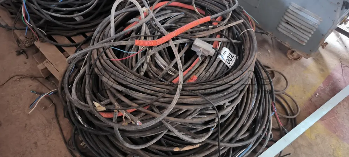 LOTE 002 - 01 LOTE COM CABOS ELÉTRICOS DIVERSOS. (NO ESTADO) ATENÇÃO! FAZER A VISITAÇÃO ANTES DE ARREMATAR, NÃO SABEMOS SE FUNCIONA, LEILÃO NÃO TEM GARANTIA E NEM DEVOLUÇÃO, SUJEITO A POSSÍVEIS AVARIAS VISÍVEIS/OCULTAS E/OU AUSÊNCIA DE COMPONENTES.