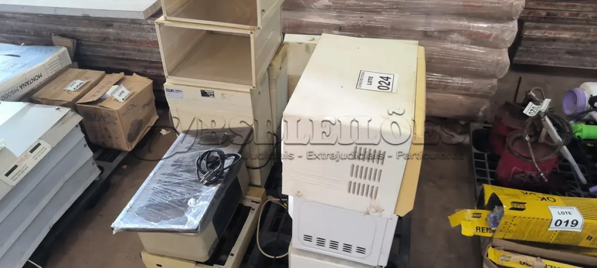 LOTE 024 - 01 LOTE COM MICRO-ONDAS, TV ANTIGA, DEPURADOR DE AR, FRAGMENTADORA DE PAPEL E IMPRESSORA ANTIGA. (NO ESTADO) ATENÇÃO! FAZER A VISITAÇÃO ANTES DE ARREMATAR, NÃO SABEMOS SE FUNCIONA, LEILÃO NÃO TEM GARANTIA E NEM DEVOLUÇÃO, SUJEITO A POSSÍVEIS AVARIAS VISÍVEIS/OCULTAS E/OU AUSÊNCIA DE COMPONENTES.