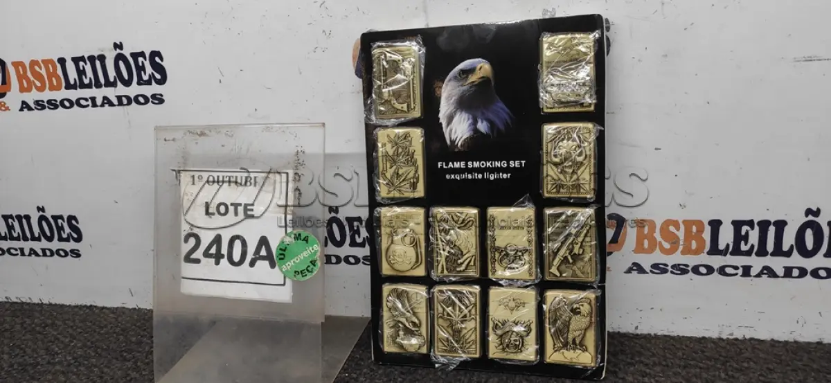 LOTE 240 - 01 KIT COM 12 ISQUEIRO TIPO ZIPPO PERSONALIZADOS (PRODUTO NOVO) (NO ESTADO) ATENÇÃO! FAZER A VISITAÇÃO ANTES DE ARREMATAR, NÃO SABEMOS SE FUNCIONA, LEILÃO NÃO TEM GARANTIA E NEM DEVOLUÇÃO, SUJEITO A POSSÍVEIS AVARIAS VISÍVEIS/OCULTAS E/OU AUSÊNCIA DE COMPONENTES.