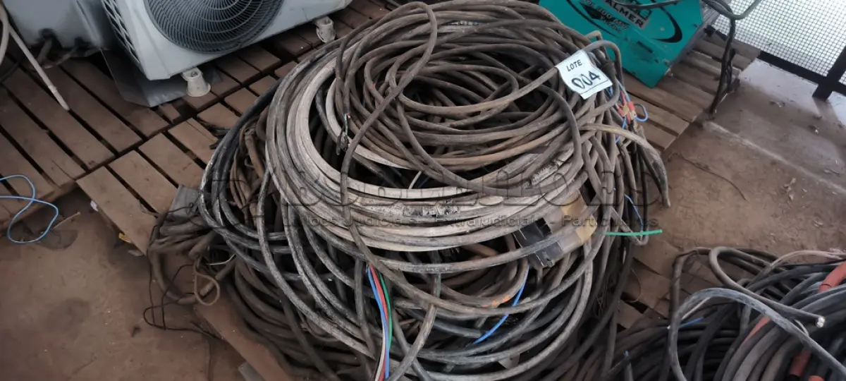 LOTE 004 - 01 LOTE COM CABOS ELÉTRICOS DIVERSOS. (NO ESTADO) ATENÇÃO! FAZER A VISITAÇÃO ANTES DE ARREMATAR, NÃO SABEMOS SE FUNCIONA, LEILÃO NÃO TEM GARANTIA E NEM DEVOLUÇÃO, SUJEITO A POSSÍVEIS AVARIAS VISÍVEIS/OCULTAS E/OU AUSÊNCIA DE COMPONENTES.