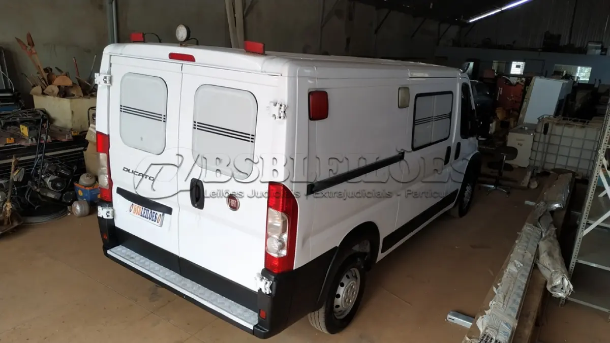 LOTE 512 - 01 I/FIAT DUCATO MAIA AMBULÂNCIA A DIESEL, ANO 2018/2019 NA COR BRANCA. (NO ESTADO)