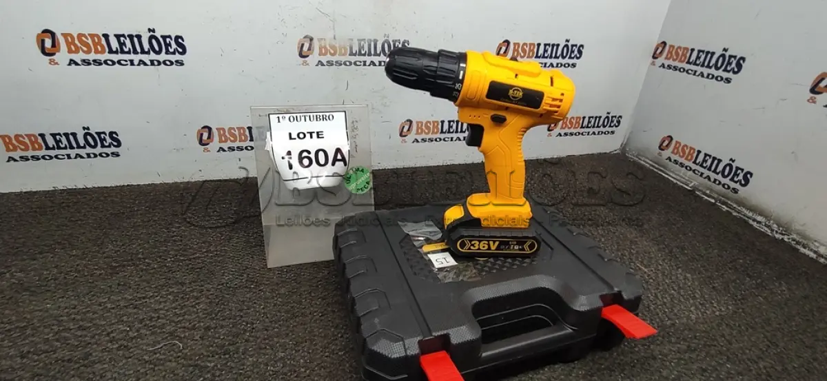 LOTE 160 - 01 PARAFUSADEIRA 36V DUAS BATERIAS COM MALETA E BITS. (NO ESTADO) ATENÇÃO! FAZER A VISITAÇÃO ANTES DE ARREMATAR, NÃO SABEMOS SE FUNCIONA, LEILÃO NÃO TEM GARANTIA E NEM DEVOLUÇÃO, SUJEITO A POSSÍVEIS AVARIAS VISÍVEIS/OCULTAS E/OU AUSÊNCIA DE COMPONENTES.