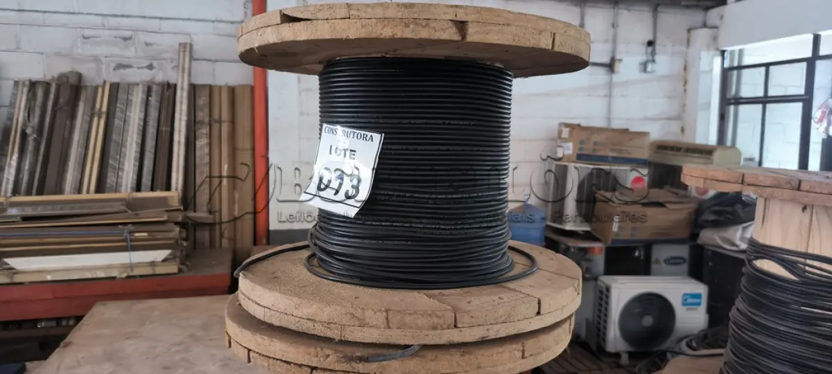 LOTE 013 - 01 CARRETEL EM MADEIRA COM FIO CORDEIRO 04 MM CORTOX – FLEX NA COR PRETO. (NO ESTADO) ATENÇÃO! FAZER A VISITAÇÃO ANTES DE ARREMATAR, NÃO SABEMOS SE FUNCIONA, LEILÃO NÃO TEM GARANTIA E NEM DEVOLUÇÃO, SUJEITO A POSSÍVEIS AVARIAS VISÍVEIS/OCULTAS E/OU AUSÊNCIA DE COMPONENTES.