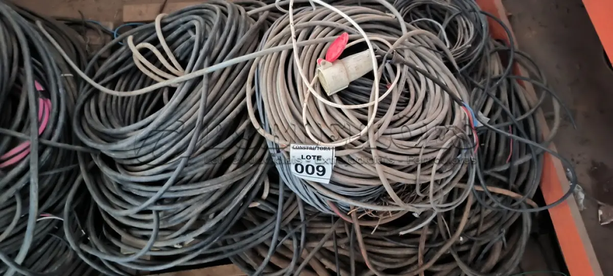 LOTE 009 - 01 LOTE COM CABOS ELÉTRICOS DIVERSOS. (NO ESTADO) ATENÇÃO! FAZER A VISITAÇÃO ANTES DE ARREMATAR, NÃO SABEMOS SE FUNCIONA, LEILÃO NÃO TEM GARANTIA E NEM DEVOLUÇÃO, SUJEITO A POSSÍVEIS AVARIAS VISÍVEIS/OCULTAS E/OU AUSÊNCIA DE COMPONENTES.
