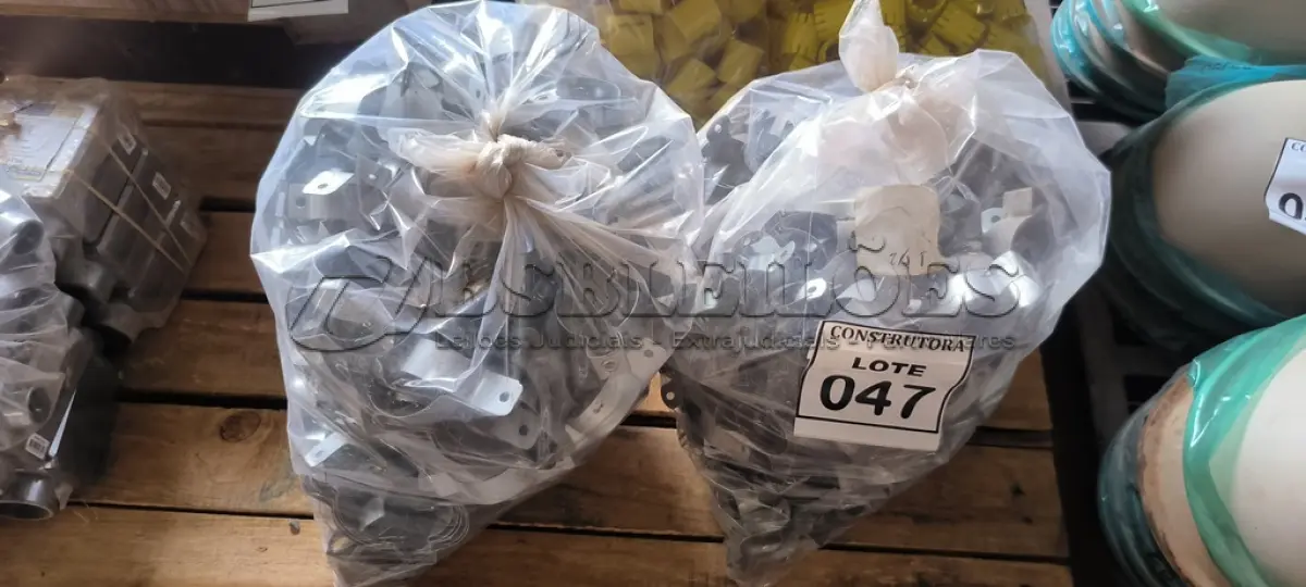 LOTE 047 - 01 LOTE COM ABRAÇADEIRAS PARA CANOS. (NO ESTADO) ATENÇÃO! FAZER A VISITAÇÃO ANTES DE ARREMATAR, NÃO SABEMOS SE FUNCIONA, LEILÃO NÃO TEM GARANTIA E NEM DEVOLUÇÃO, SUJEITO A POSSÍVEIS AVARIAS VISÍVEIS/OCULTAS E/OU AUSÊNCIA DE COMPONENTES.
