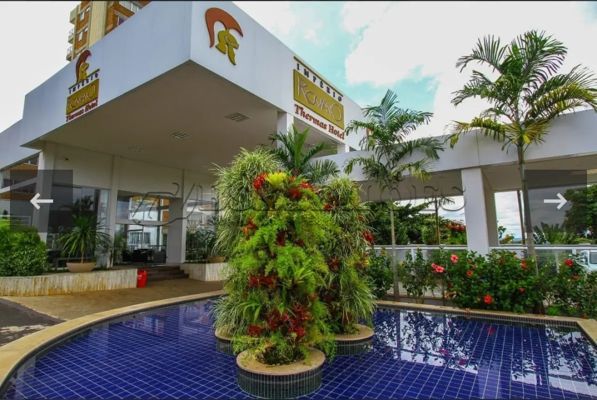 LOTE 001 - 01 APARTAMENTO DUPLEX EM CALDAS NOVAS-GO, MATRÍCULA Nº 62.149, NÚMERO DA UNIDADE Nº1001 BLOCO "B", EDIFÍCIO BELLA ROMA CONTENDO NO PAVIMENTO INFERIOR: HALL, SALA DE ESTAR/JANTAR COM VARANDA, 01 QUARTO, 01 BANHEIRO, ESCADA DE ACESSO AO PAVIMENTO SUPERIOR, COZINHA, ÁREA DE SERVIÇO; E NO PAVIMENTO SUPERIOR: SALA DE ESTAR, UMA SUÍTE, BANHEIRO, CHURRASQUEIRA, DUCHA E PISCINA COM DECH; COM A ÁREA TOTAL DE 313,989322M², SENDO DE 117,28M² DE ÁREA PRIVATIVA, E 196,709322M² DE ÁREA COMUM E FRAÇÃO IDEAL DE 154,8383M² OU 1,075266% DO TERRENO DENOMINADO GLÉBA B, DO CONGLOMERADO IMPÉRIO ROMANO RESIDENCE, SITUADO A AVENIDA MARTINHO PALMERSTON, LUGAR DENOMINADO CHÁCARA ROMA, NESTA CIDADE, COM A ÁREA DE 14.400,00M². (NO ESTADO) (O APARTAMENTO SERÁ ENTREGUE SEM NENHUM DÉBITO.)
