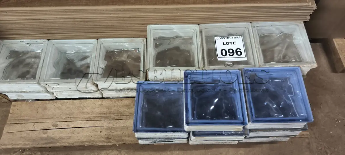 LOTE 096 - 23 BLOCOS DE VIDRO DIVERSOS. (NO ESTADO) ATENÇÃO! FAZER A VISITAÇÃO ANTES DE ARREMATAR, NÃO SABEMOS SE FUNCIONA, LEILÃO NÃO TEM GARANTIA E NEM DEVOLUÇÃO, SUJEITO A POSSÍVEIS AVARIAS VISÍVEIS/OCULTAS E/OU AUSÊNCIA DE COMPONENTES.