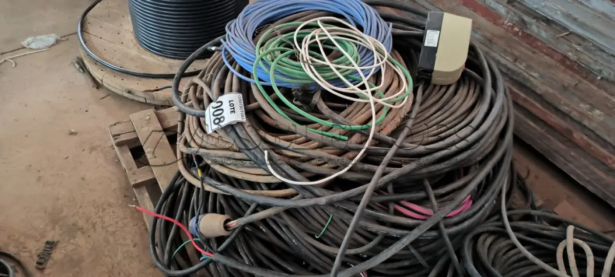 LOTE 008 - 01 LOTE COM CABOS ELÉTRICOS DIVERSOS. (NO ESTADO) ATENÇÃO! FAZER A VISITAÇÃO ANTES DE ARREMATAR, NÃO SABEMOS SE FUNCIONA, LEILÃO NÃO TEM GARANTIA E NEM DEVOLUÇÃO, SUJEITO A POSSÍVEIS AVARIAS VISÍVEIS/OCULTAS E/OU AUSÊNCIA DE COMPONENTES.
