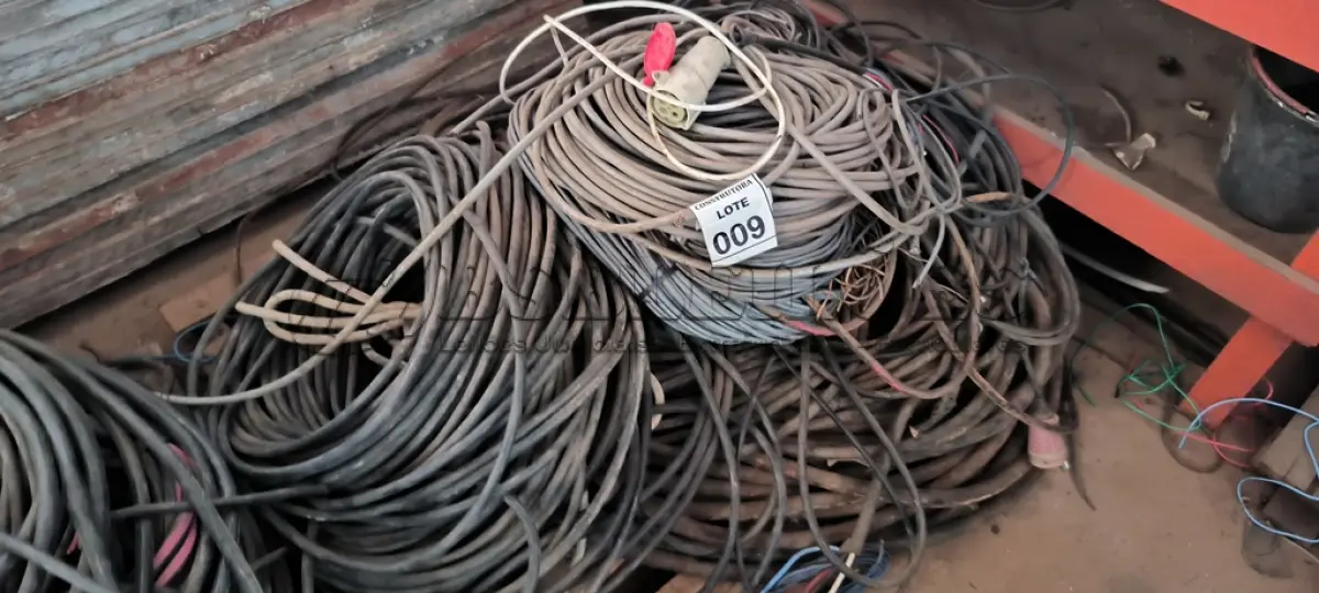 LOTE 009 - 01 LOTE COM CABOS ELÉTRICOS DIVERSOS. (NO ESTADO) ATENÇÃO! FAZER A VISITAÇÃO ANTES DE ARREMATAR, NÃO SABEMOS SE FUNCIONA, LEILÃO NÃO TEM GARANTIA E NEM DEVOLUÇÃO, SUJEITO A POSSÍVEIS AVARIAS VISÍVEIS/OCULTAS E/OU AUSÊNCIA DE COMPONENTES.