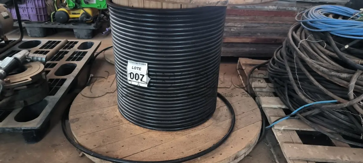 LOTE 007 - 01 CARRETEL EM MADEIRA COM FIO CORDEIRO HEPROCORD 1,95MM NA COR PRETO. (NO ESTADO) ATENÇÃO! FAZER A VISITAÇÃO ANTES DE ARREMATAR, NÃO SABEMOS SE FUNCIONA, LEILÃO NÃO TEM GARANTIA E NEM DEVOLUÇÃO, SUJEITO A POSSÍVEIS AVARIAS VISÍVEIS/OCULTAS E/OU AUSÊNCIA DE COMPONENTES.