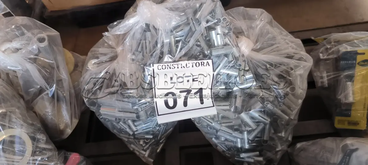 LOTE 071 - 03 SACOS COM JAQUETAS DE PARABOLT. (NO ESTADO) ATENÇÃO! FAZER A VISITAÇÃO ANTES DE ARREMATAR, NÃO SABEMOS SE FUNCIONA, LEILÃO NÃO TEM GARANTIA E NEM DEVOLUÇÃO, SUJEITO A POSSÍVEIS AVARIAS VISÍVEIS/OCULTAS E/OU AUSÊNCIA DE COMPONENTES.