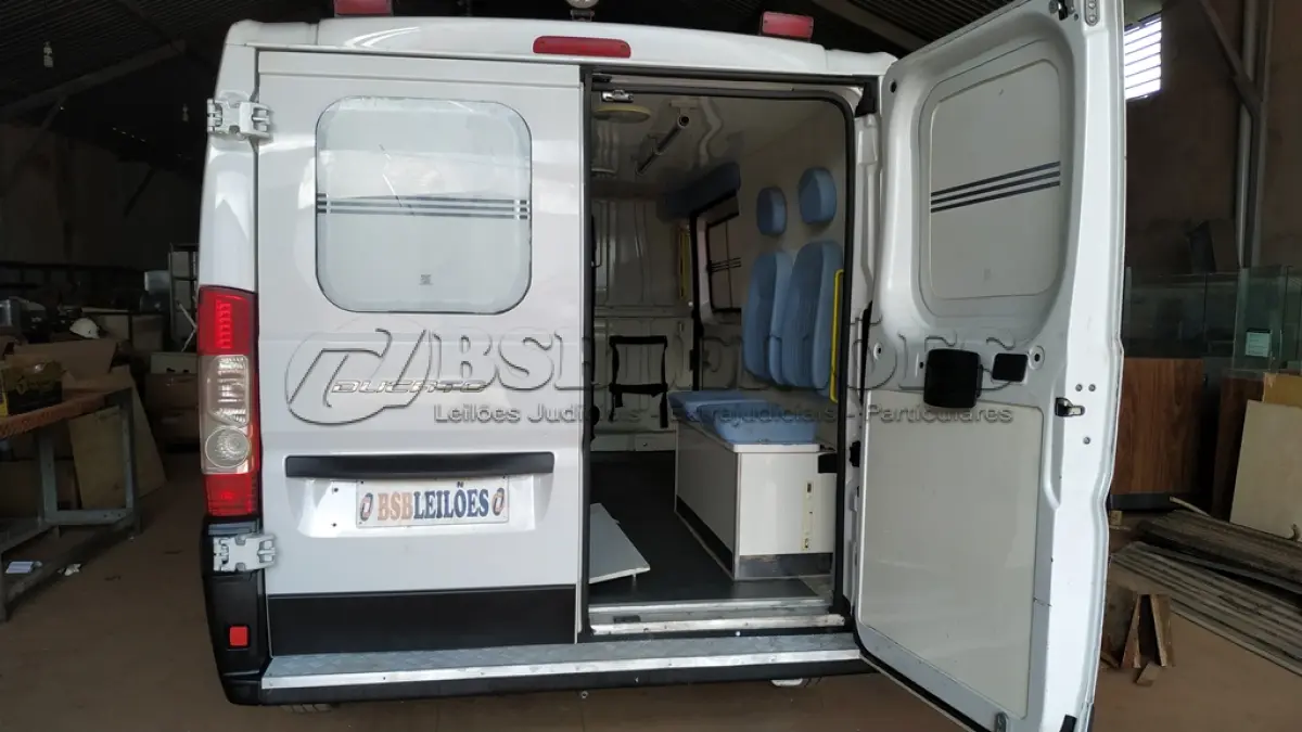 LOTE 512 - 01 I/FIAT DUCATO MAIA AMBULÂNCIA A DIESEL, ANO 2018/2019 NA COR BRANCA. (NO ESTADO)