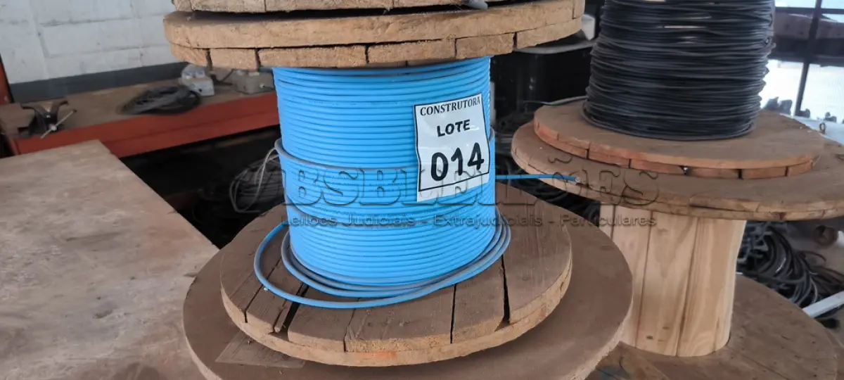 LOTE 014 - 01 CARRETEL EM MADEIRA COM FIO CORDEIRO 1X6MM CORTOX - FLEX NA COR AZUL. (NO ESTADO) ATENÇÃO! FAZER A VISITAÇÃO ANTES DE ARREMATAR, NÃO SABEMOS SE FUNCIONA, LEILÃO NÃO TEM GARANTIA E NEM DEVOLUÇÃO, SUJEITO A POSSÍVEIS AVARIAS VISÍVEIS/OCULTAS E/OU AUSÊNCIA DE COMPONENTES.