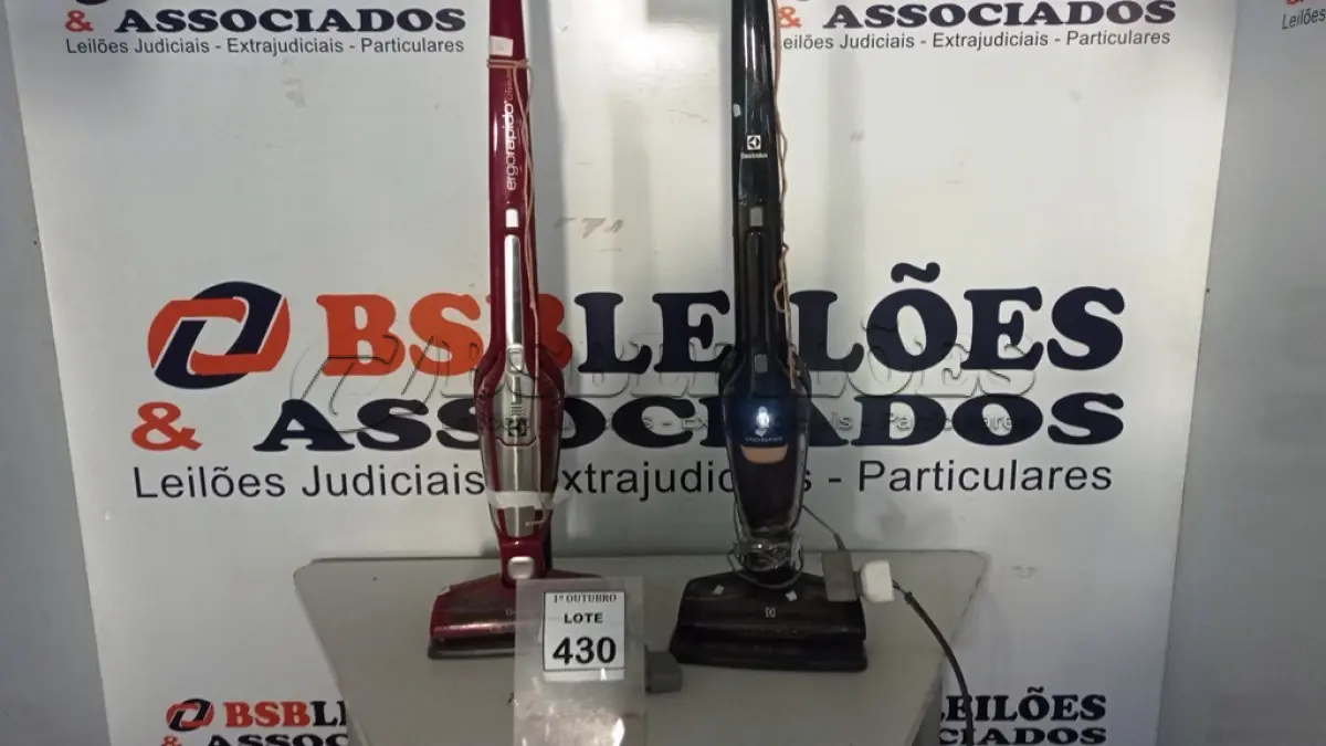 LOTE 430 - 02 ASPIRADORES DE PÓ. (NO ESTADO) ATENÇÃO! FAZER A VISITAÇÃO ANTES DE ARREMATAR, NÃO SABEMOS SE FUNCIONA, LEILÃO NÃO TEM GARANTIA E NEM DEVOLUÇÃO, SUJEITO A POSSÍVEIS AVARIAS VISÍVEIS/OCULTAS E/OU AUSÊNCIA DE COMPONENTES.