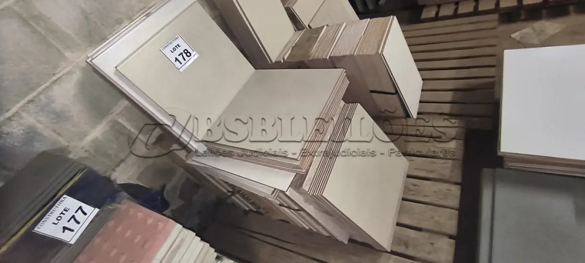LOTE 178 - 01 LOTE COM PISOS DIVERSAS CORES E TAMANHOS. (NO ESTADO) ATENÇÃO! FAZER A VISITAÇÃO ANTES DE ARREMATAR, NÃO SABEMOS SE FUNCIONA, LEILÃO NÃO TEM GARANTIA E NEM DEVOLUÇÃO, SUJEITO A POSSÍVEIS AVARIAS VISÍVEIS/OCULTAS E/OU AUSÊNCIA DE COMPONENTES.