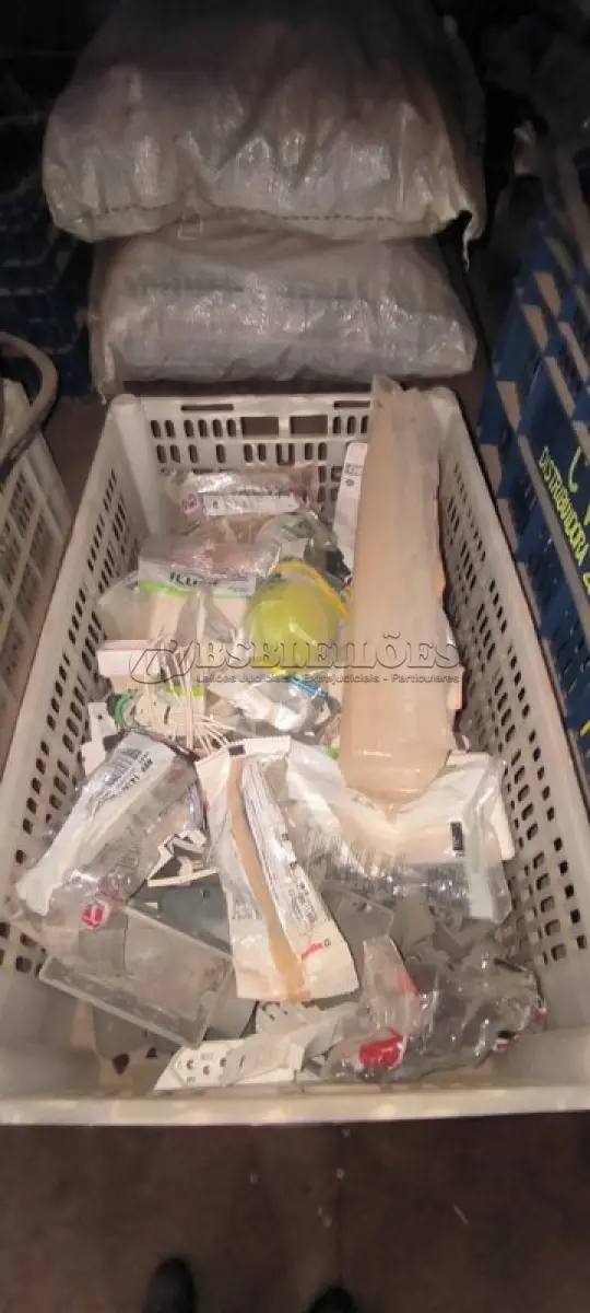 LOTE 291 - 01 LOTE COM MATERIAIS ELÉTRICOS ,TOMADAS, SILICONE EM BASTÃO, CONDULETES EM PVC. (CAIXA ORGANIZADORA NAO INCLUSA) (NO ESTADO) ATENÇÃO! FAZER A VISITAÇÃO ANTES DE ARREMATAR, NÃO SABEMOS SE FUNCIONA, LEILÃO NÃO TEM GARANTIA E NEM DEVOLUÇÃO, SUJEITO A POSSÍVEIS AVARIAS VISÍVEIS/OCULTAS E/OU AUSÊNCIA DE COMPONENTES.