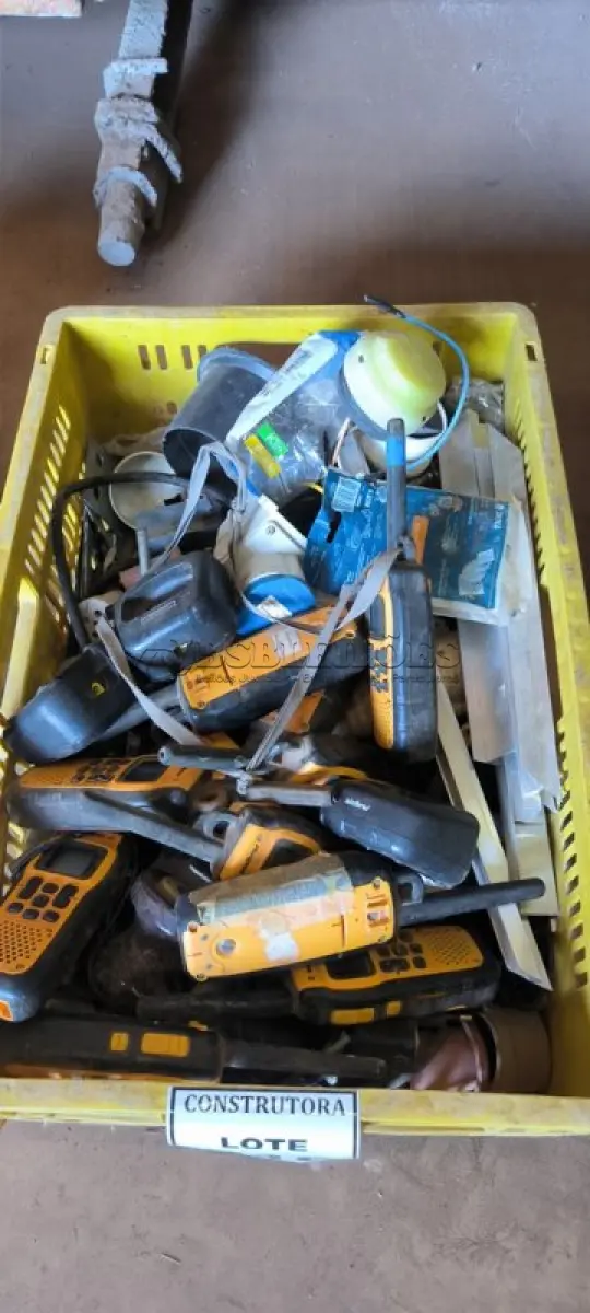 LOTE 216 - 01 LOTE COM RÁDIOS COMUNICADORES E TOMADAS INDUSTRIAIS. (CAIXA ORGANIZADORA NAO INCLUSA) (NO ESTADO) ATENÇÃO! FAZER A VISITAÇÃO ANTES DE ARREMATAR, NÃO SABEMOS SE FUNCIONA, LEILÃO NÃO TEM GARANTIA E NEM DEVOLUÇÃO, SUJEITO A POSSÍVEIS AVARIAS VISÍVEIS/OCULTAS E/OU AUSÊNCIA DE COMPONENTES.