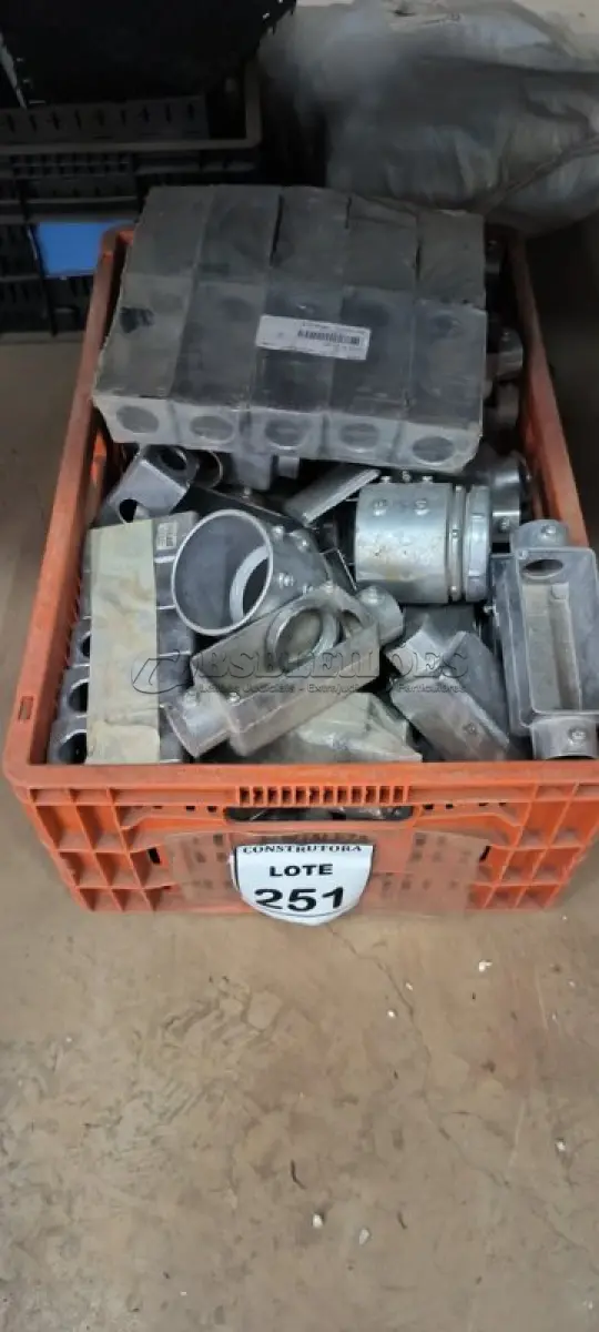 LOTE 251 - 01 LOTE COM CONDULETES EM ALUMÍNIO TAMANHOS DIVERSOS. (CAIXA ORGANIZADORA NAO INCLUSA) (NO ESTADO) ATENÇÃO! FAZER A VISITAÇÃO ANTES DE ARREMATAR, NÃO SABEMOS SE FUNCIONA, LEILÃO NÃO TEM GARANTIA E NEM DEVOLUÇÃO, SUJEITO A POSSÍVEIS AVARIAS VISÍVEIS/OCULTAS E/OU AUSÊNCIA DE COMPONENTES.