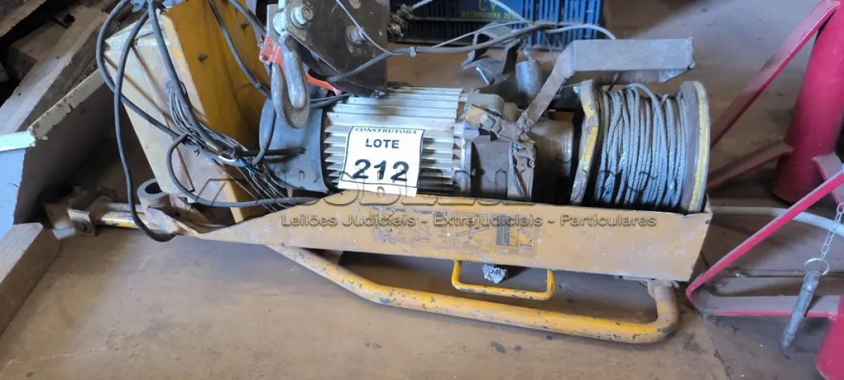 LOTE 212 - 01 TALHA ELÉTRICA 220/380 TRIFÁSICO 400KG. (NO ESTADO) ATENÇÃO! FAZER A VISITAÇÃO ANTES DE ARREMATAR, NÃO SABEMOS SE FUNCIONA, LEILÃO NÃO TEM GARANTIA E NEM DEVOLUÇÃO, SUJEITO A POSSÍVEIS AVARIAS VISÍVEIS/OCULTAS E/OU AUSÊNCIA DE COMPONENTES.