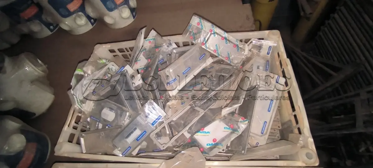 LOTE 304 - 01 LOTE COM TAMPAS DE CONDULETES E BUCHAS DE REDUÇÃO PARA ELETRODUTOS. (CAIXA ORGANIZADORA NAO INCLUSA) (NO ESTADO) ATENÇÃO! FAZER A VISITAÇÃO ANTES DE ARREMATAR, NÃO SABEMOS SE FUNCIONA, LEILÃO NÃO TEM GARANTIA E NEM DEVOLUÇÃO, SUJEITO A POSSÍVEIS AVARIAS VISÍVEIS/OCULTAS E/OU AUSÊNCIA DE COMPONENTES.