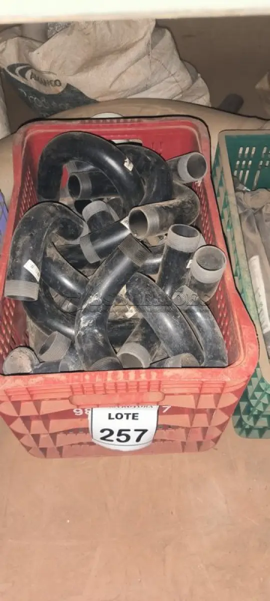 LOTE 257 - 01 LOTE COM CURVAS DIVERSAS PARA ELETRODUTO. (CAIXA ORGANIZADORA NAO INCLUSA) (NO ESTADO) ATENÇÃO! FAZER A VISITAÇÃO ANTES DE ARREMATAR, NÃO SABEMOS SE FUNCIONA, LEILÃO NÃO TEM GARANTIA E NEM DEVOLUÇÃO, SUJEITO A POSSÍVEIS AVARIAS VISÍVEIS/OCULTAS E/OU AUSÊNCIA DE COMPONENTES.