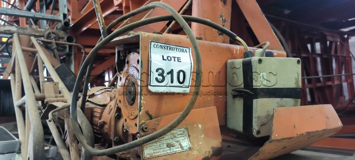 LOTE 310 - 01 GUINCHO ELÉTRICO TRIFÁSICO. (NO ESTADO) ATENÇÃO! FAZER A VISITAÇÃO ANTES DE ARREMATAR, NÃO SABEMOS SE FUNCIONA, LEILÃO NÃO TEM GARANTIA E NEM DEVOLUÇÃO, SUJEITO A POSSÍVEIS AVARIAS VISÍVEIS/OCULTAS E/OU AUSÊNCIA DE COMPONENTES.