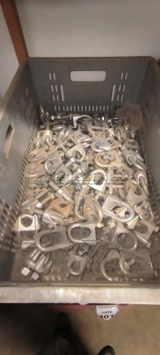 LOTE 398 - 01 LOTE COM CLIPS PARA CABO DE AÇO. (CAIXA ORGANIZADORA NAO INCLUSA) (NO ESTADO) ATENÇÃO! FAZER A VISITAÇÃO ANTES DE ARREMATAR, NÃO SABEMOS SE FUNCIONA, LEILÃO NÃO TEM GARANTIA E NEM DEVOLUÇÃO, SUJEITO A POSSÍVEIS AVARIAS VISÍVEIS/OCULTAS E/OU AUSÊNCIA DE COMPONENTES.