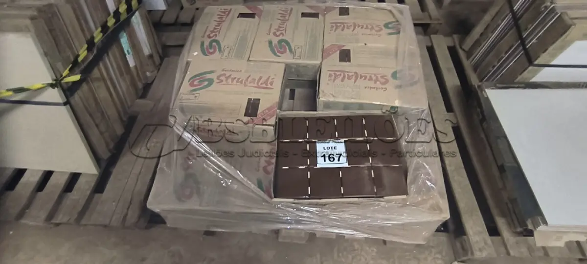 LOTE 167 - 12 CAIXAS DE PASTILHAS  CERÂMICAS ESMALTADAS PARA REVESTIMENTOS 10X10CM NA COR MARROM. (NO ESTADO) ATENÇÃO! FAZER A VISITAÇÃO ANTES DE ARREMATAR, NÃO SABEMOS SE FUNCIONA, LEILÃO NÃO TEM GARANTIA E NEM DEVOLUÇÃO, SUJEITO A POSSÍVEIS AVARIAS VISÍVEIS/OCULTAS E/OU AUSÊNCIA DE COMPONENTES.